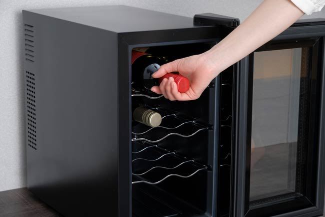 送料無料 8本収納ワインセラー25L アイリスオーヤマ IWC-P081A-B 「1本