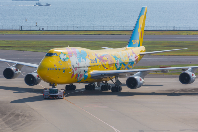 今秋引退、ピカチュウジャンボを羽田空港で撮影。ジャンボとの2