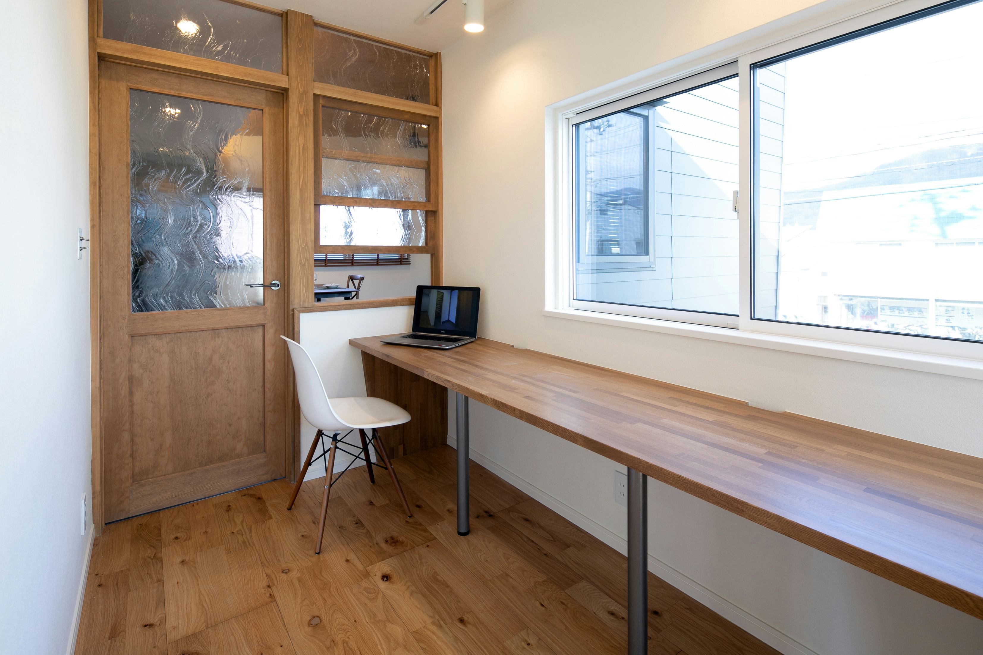 カフェ風のリビングに！新築住宅の間仕切りと建具に「アルトドイッチェ