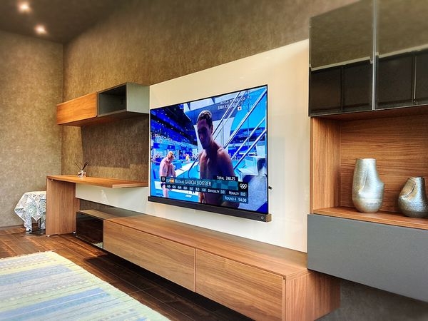 TOSHIBA REGZA 55X9400S 田川市テレビ壁掛け工事：テレビ壁掛け工事