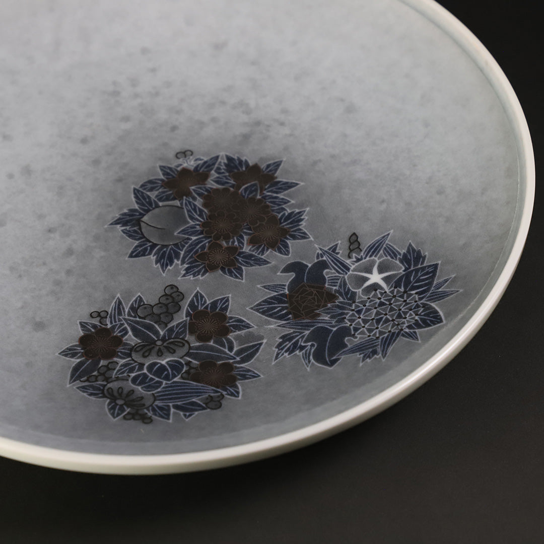 十四代今泉今右衛門 作 色絵薄墨墨はじき四季花文皿 – ギャラリー一