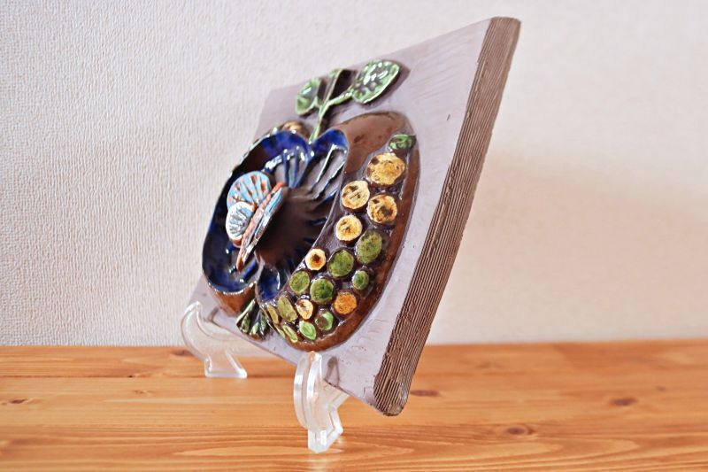 Jie Gantofta /ジイ・ガントフタ リンゴと蝶 陶板 北欧雑貨と北欧食器