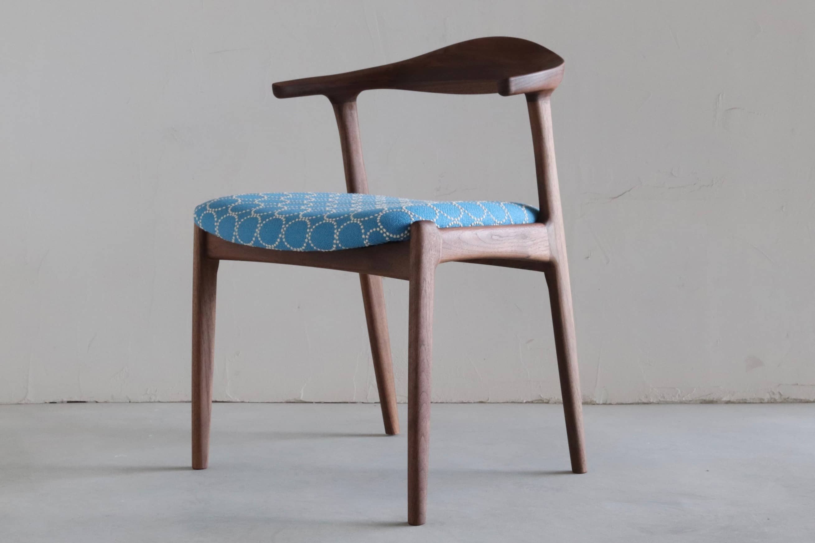 シキファニチア 】【送料無料】オメガ セミアームチェア - ー北欧家具