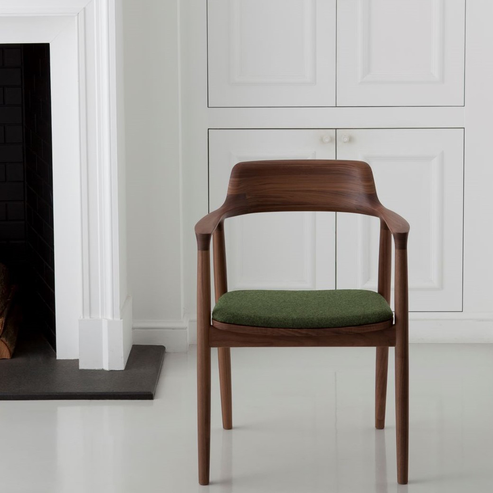 美しさと快適さを極めたHIROSHIMAアームチェア | インテリアショップ