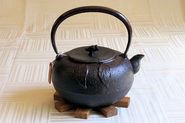 鉄瓶】佐秋鋳造所 佐藤圭作 みかん1.6L（H) 鉄瓶・瓶敷 COOK & DINE HAYAMA