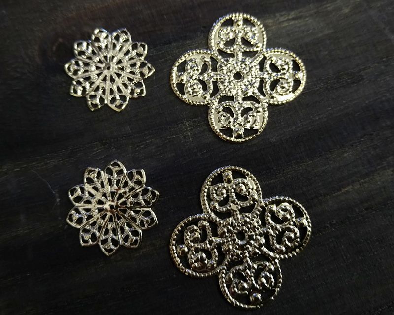 デッドストック/鉄製透かしパーツ/レースフラワー10弁花/ゴールド