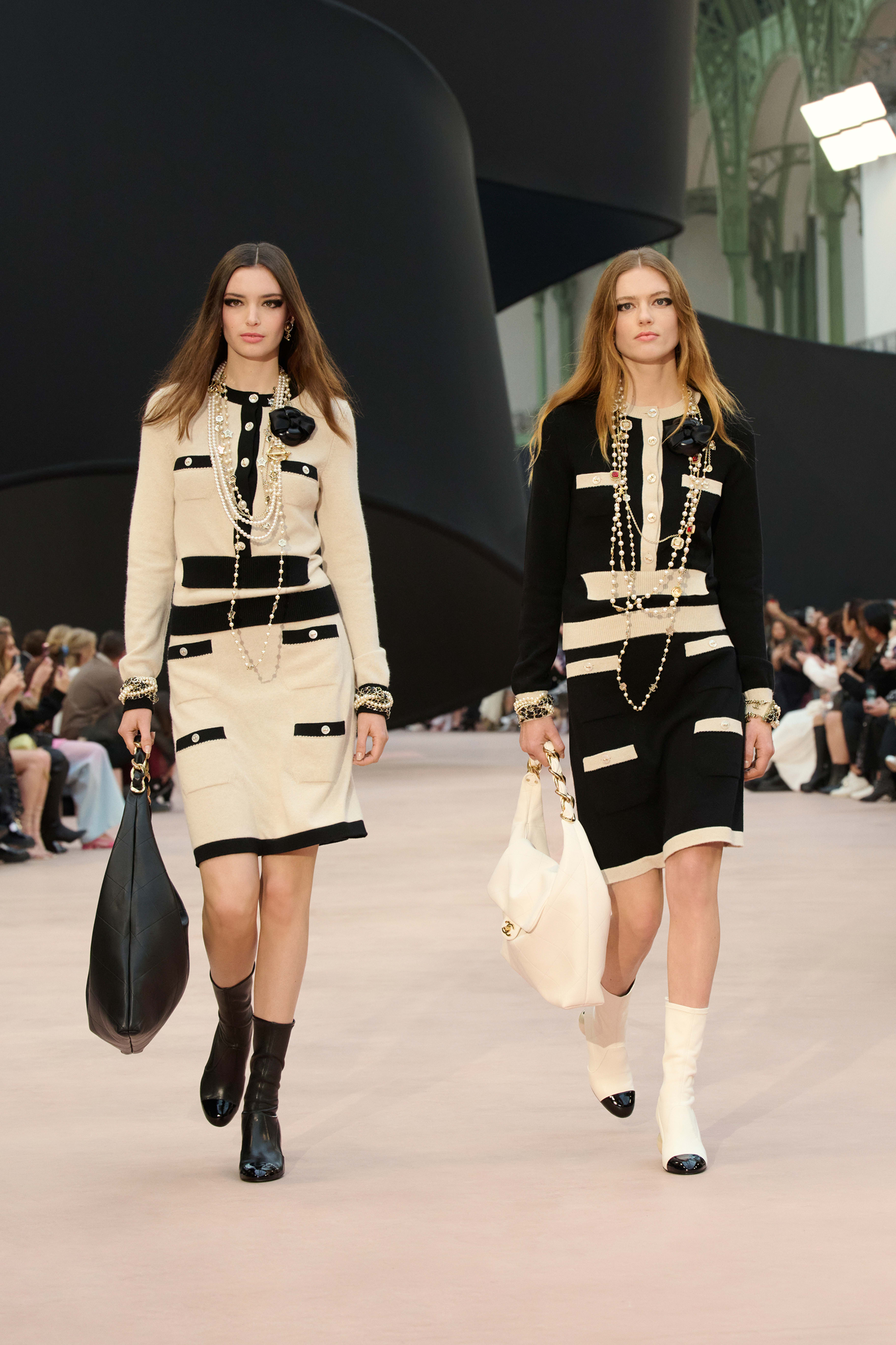 スカート - カシミヤ、ブラック & ライトベージュ — ファッション