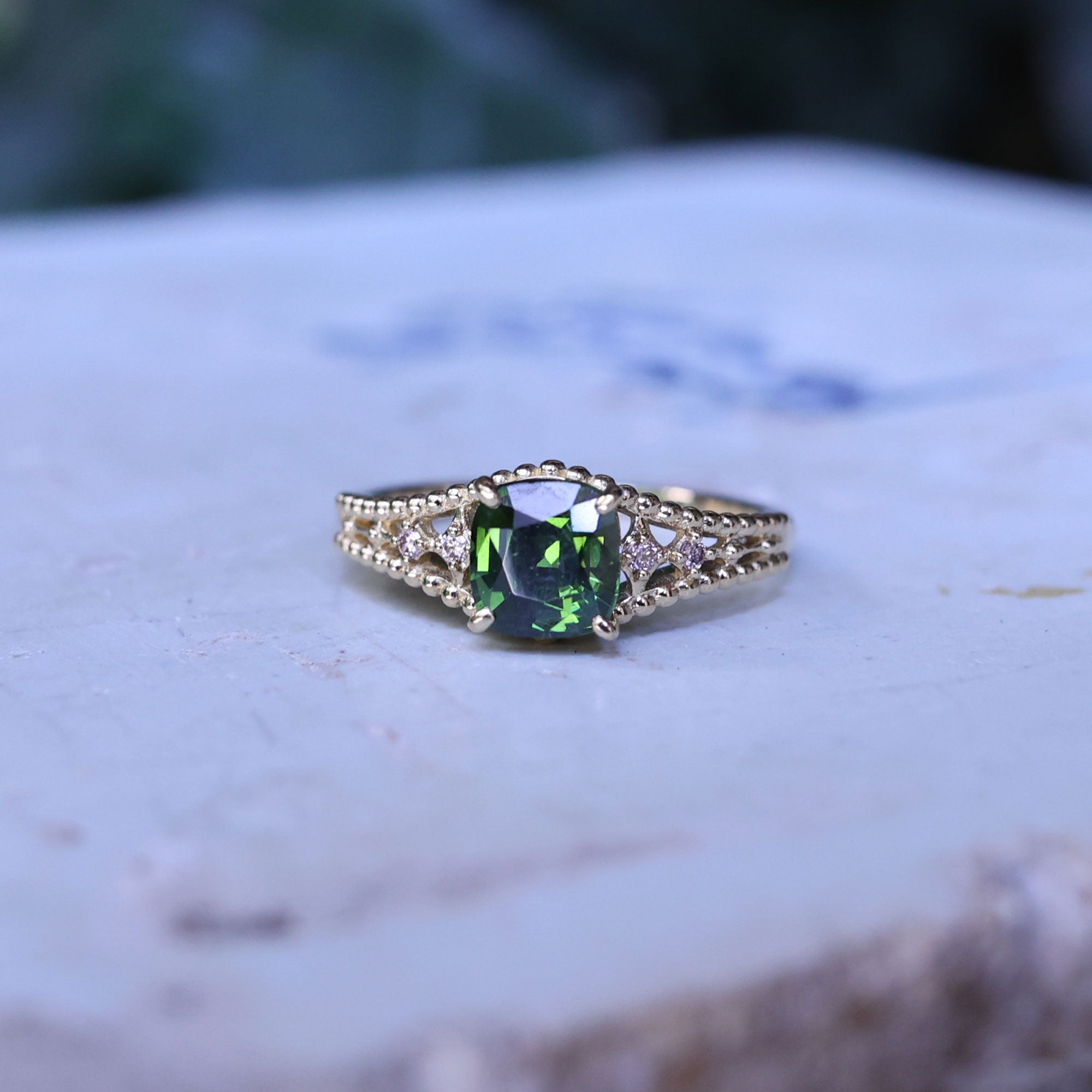 K18グリーンジルコンリング – 宝石修飾工房波多ゑ