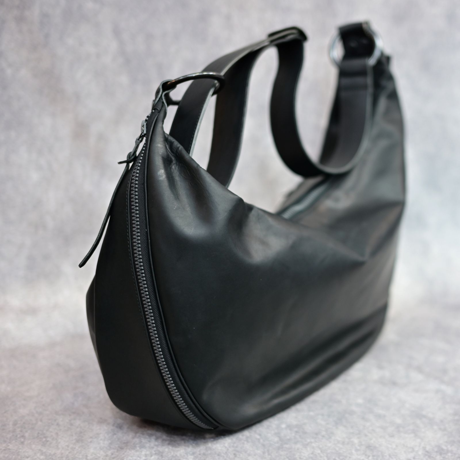 ISAMU KATAYAMA BACKLASH - GUIDI オイルカーフ バナナバッグ ラージ