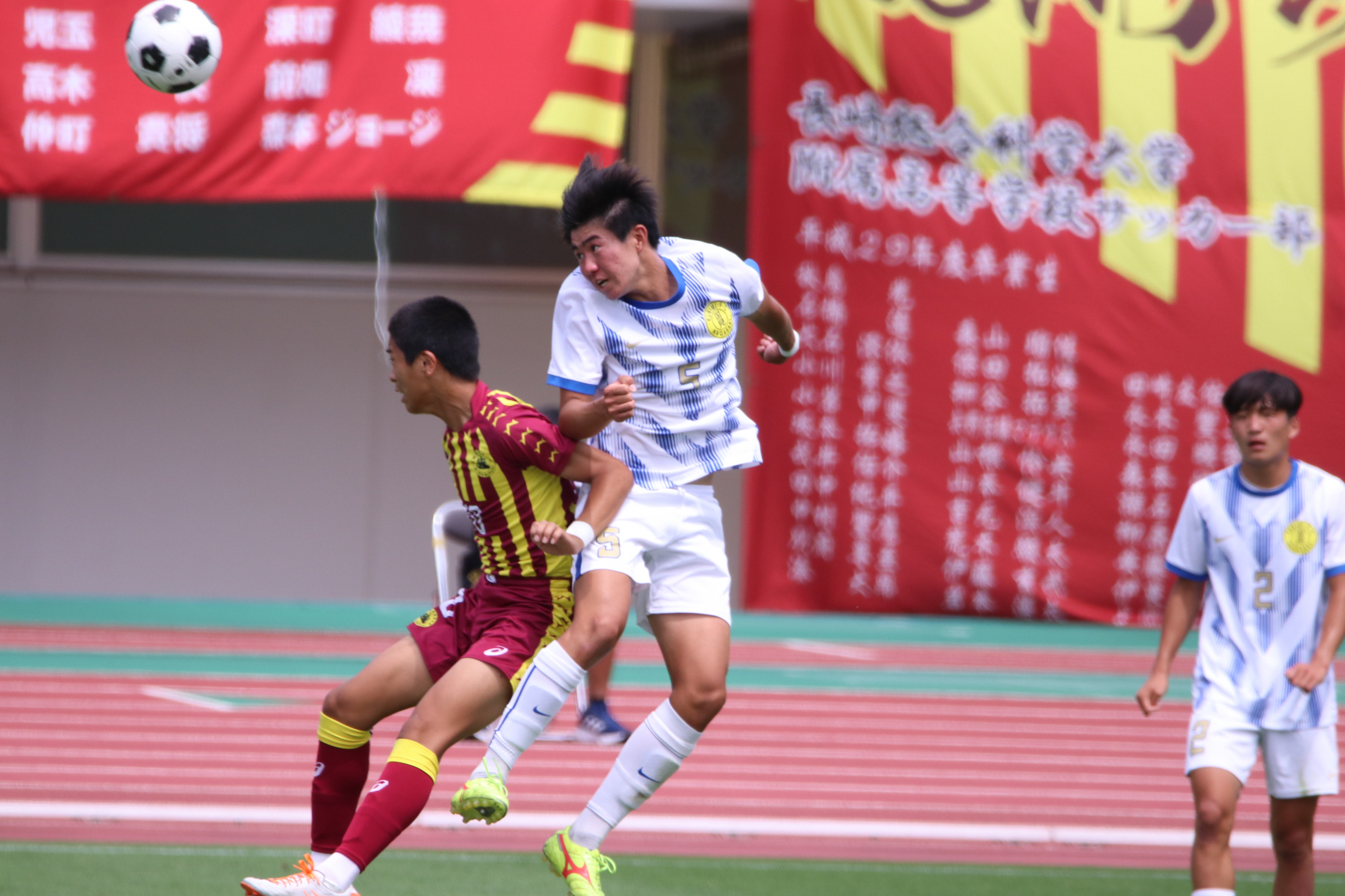 県高総体サッカーを制した国見高校が、市長に優勝を報告しました