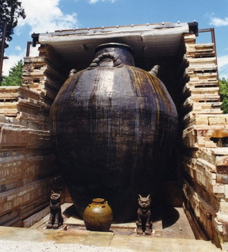 世界一の茶壷「豊穣の壺」（陶町）｜瑞浪市公式ホームページ