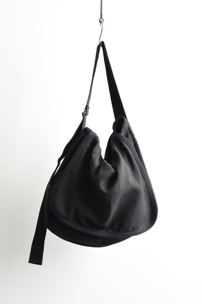 COMOLI (コモリ) ヘンプダック ショルダーバッグ [BLACK]