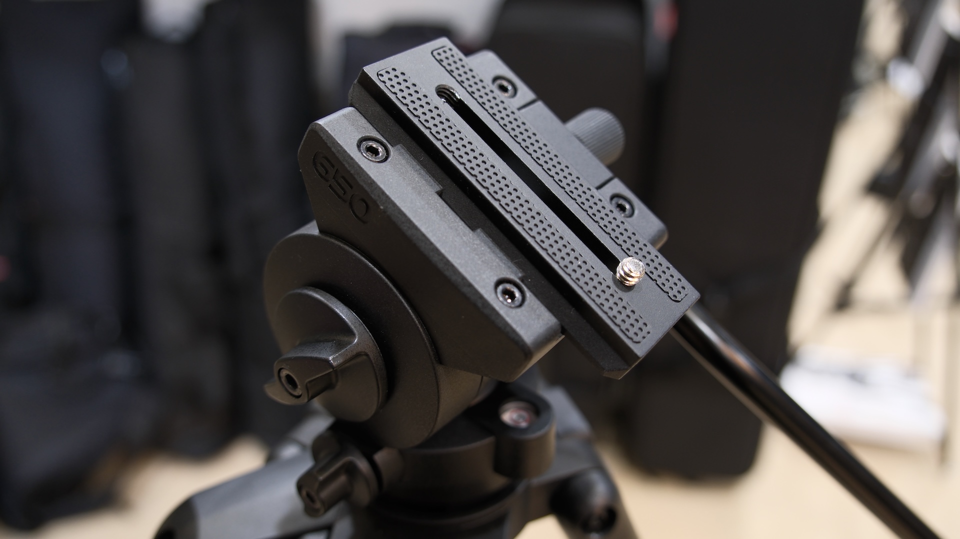 リーベックが、アルカスイス対応トラベル三脚TH-650Xを発表 | CineD