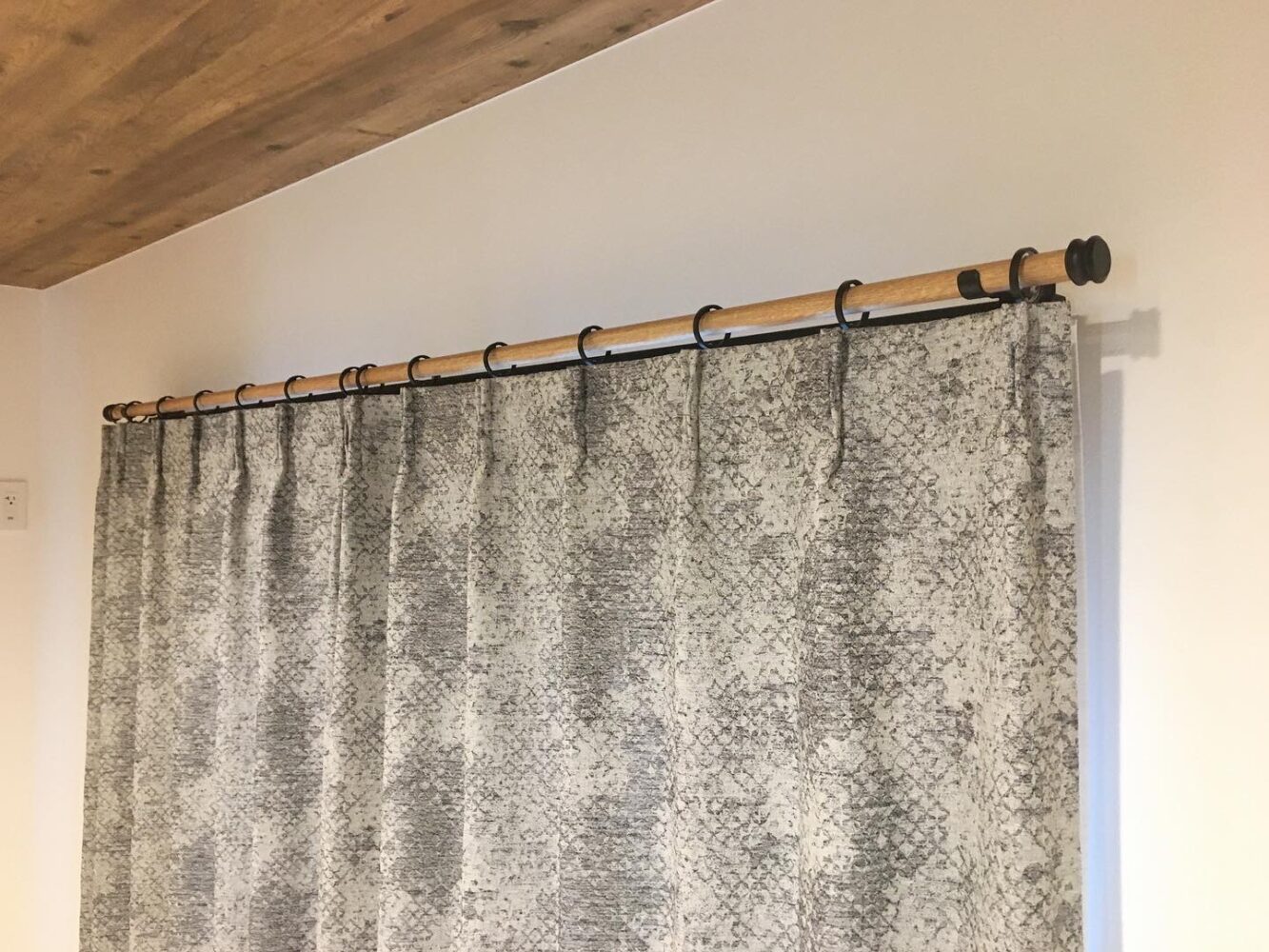 リビングをシックに決める｜カーテン｜新築戸建｜神奈川県藤沢市