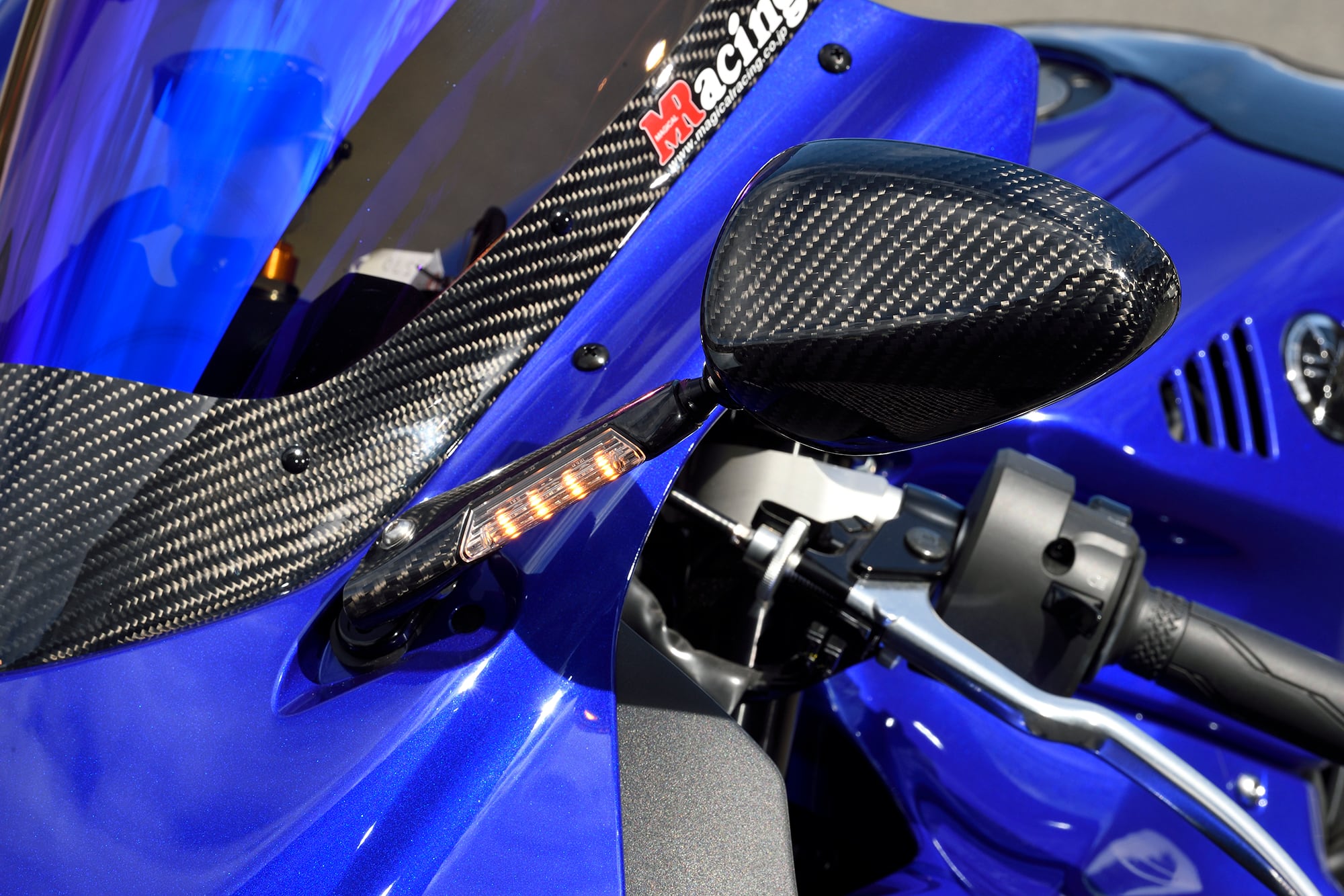 高級感と軽さが魅力のカーボンLEDウインカーミラーが登場！ | カスタム