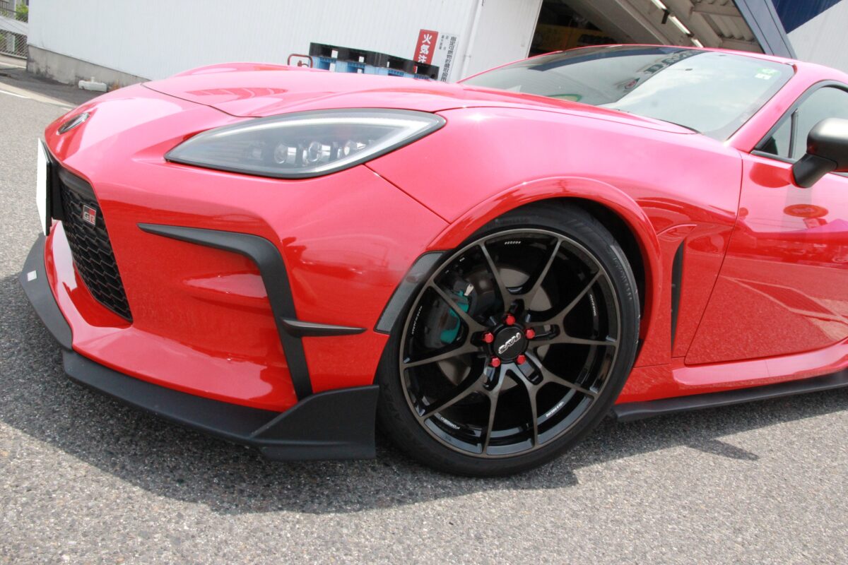 GR86にレイズ鍛造モデルVOLK RACING G025 LTDと235幅のAPEX V601を