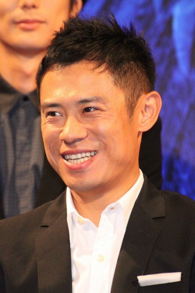 写真）篠田麻里子、遠藤憲一からプレゼント攻撃!? 『家族狩り』共演者