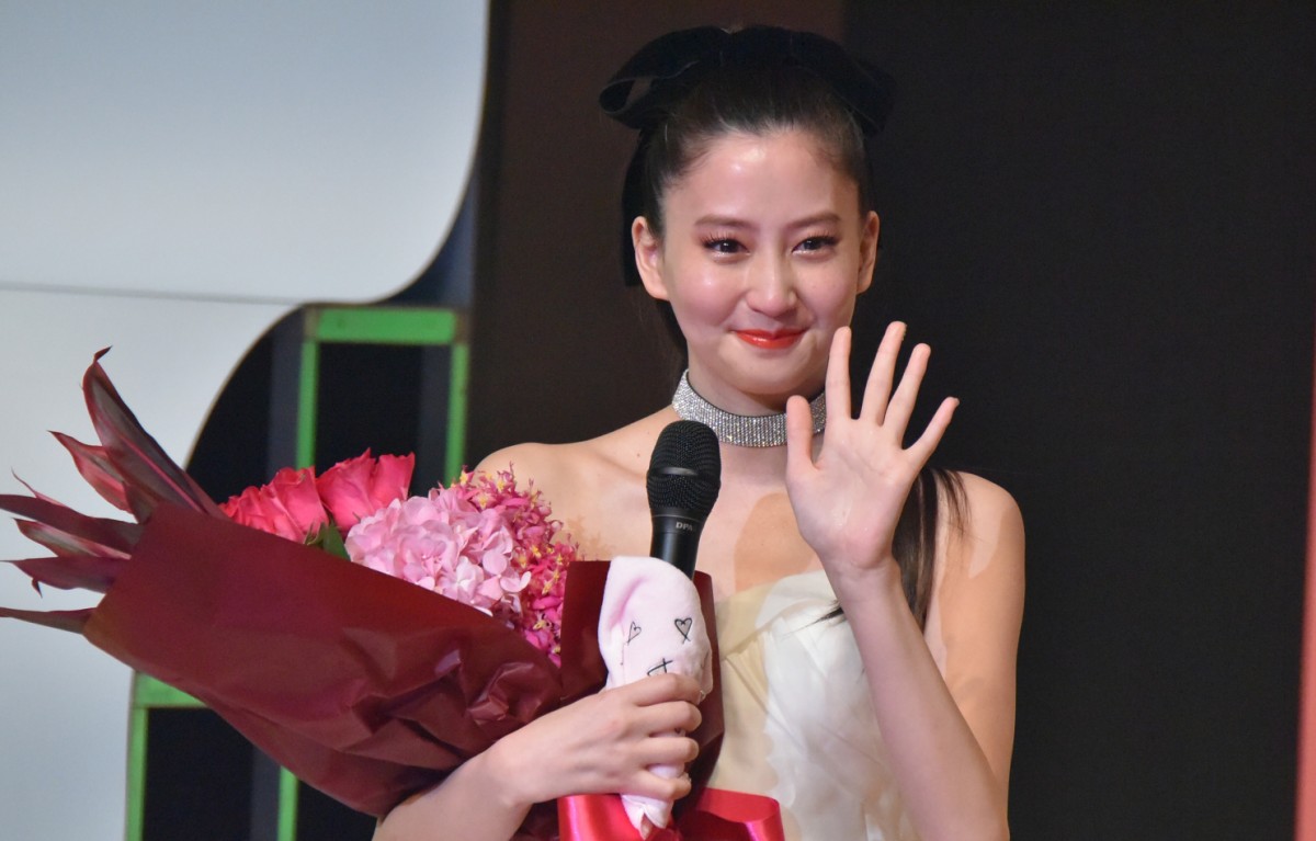 河北麻友子「自分の人生の一番大切な時期」 ViVi卒業で涙 - エンタメ