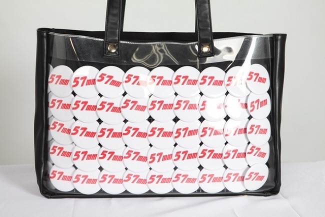 写真）推し愛アピールMAX！ 最大60個の缶バッジを装備できる、大容量な