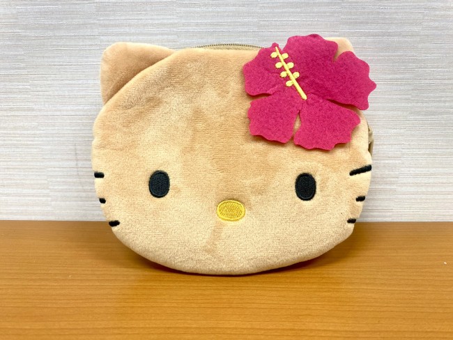 平成レトロな“日焼けキティ”が付録に！ やみつきになる手触りの