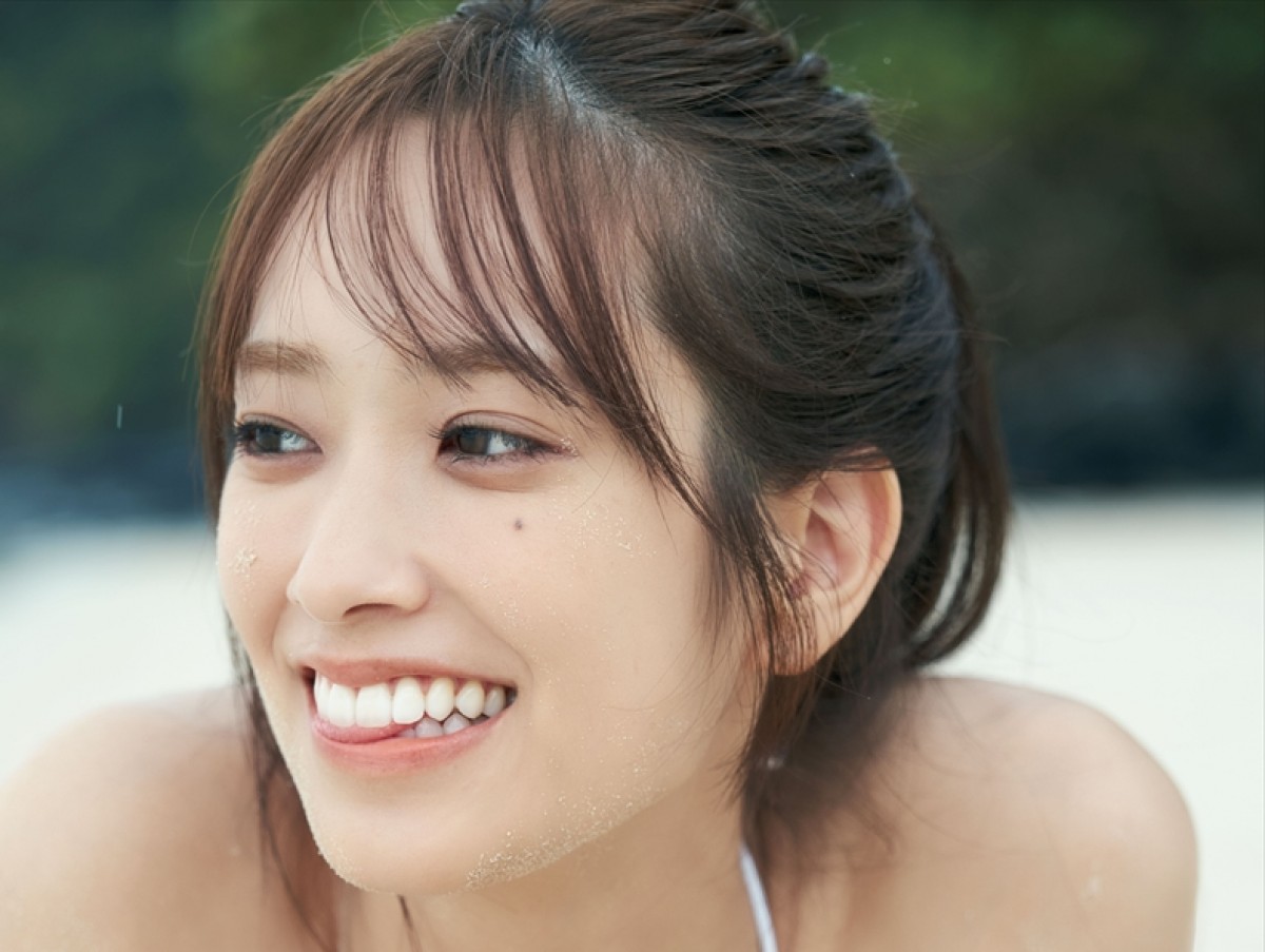 日向坂46・佐々木久美、美しい鎖骨にも注目！ 1st写真集より水着カット