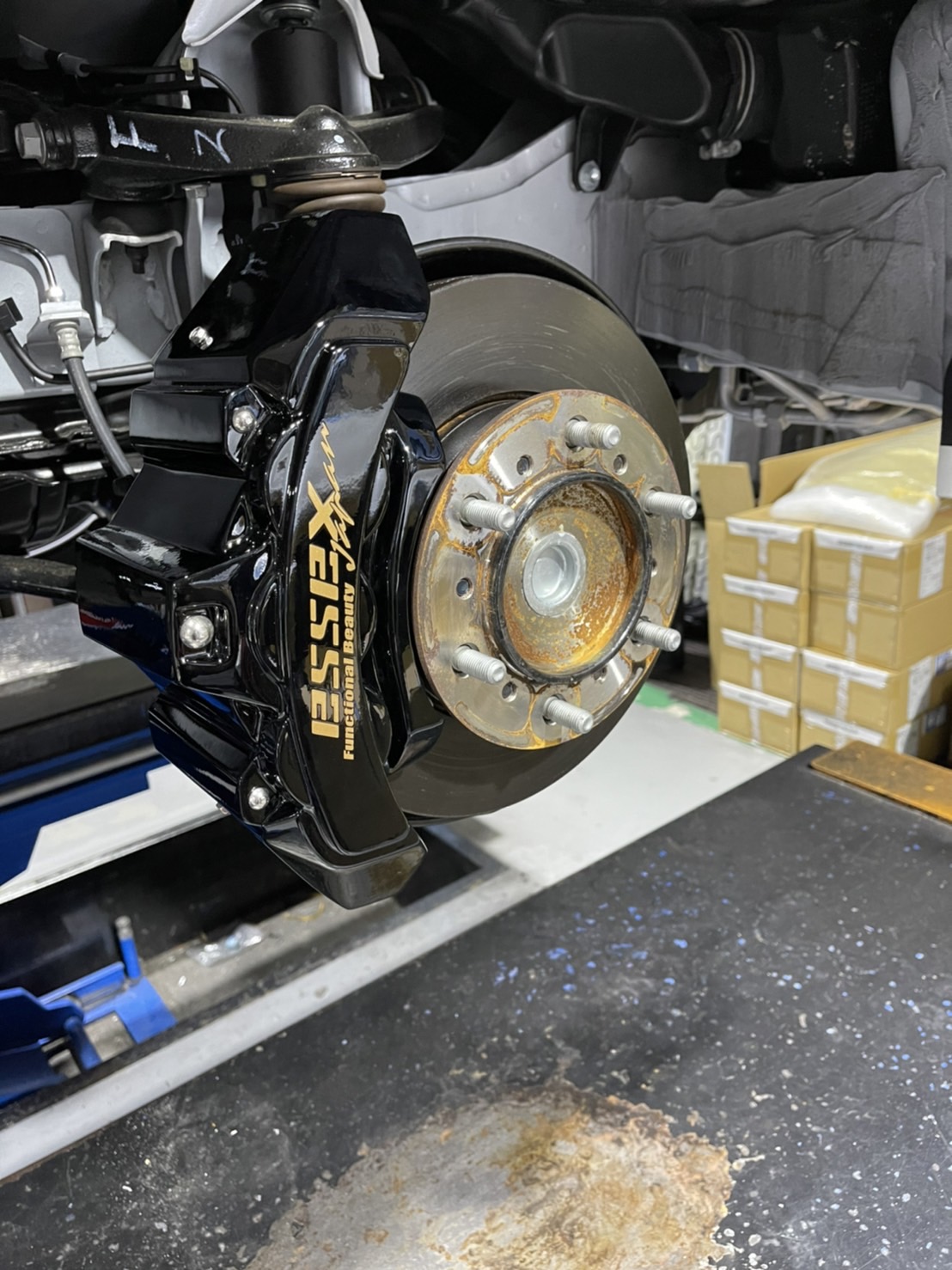 最近のCRS大阪の工場作業！特注のESSEXキャリパーカバーを装着しました