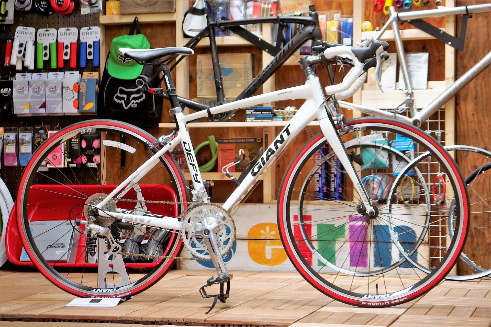 制動力の高い「ULTEGRA」ブレーキにカスタマイズされた「GIANT DEFY3