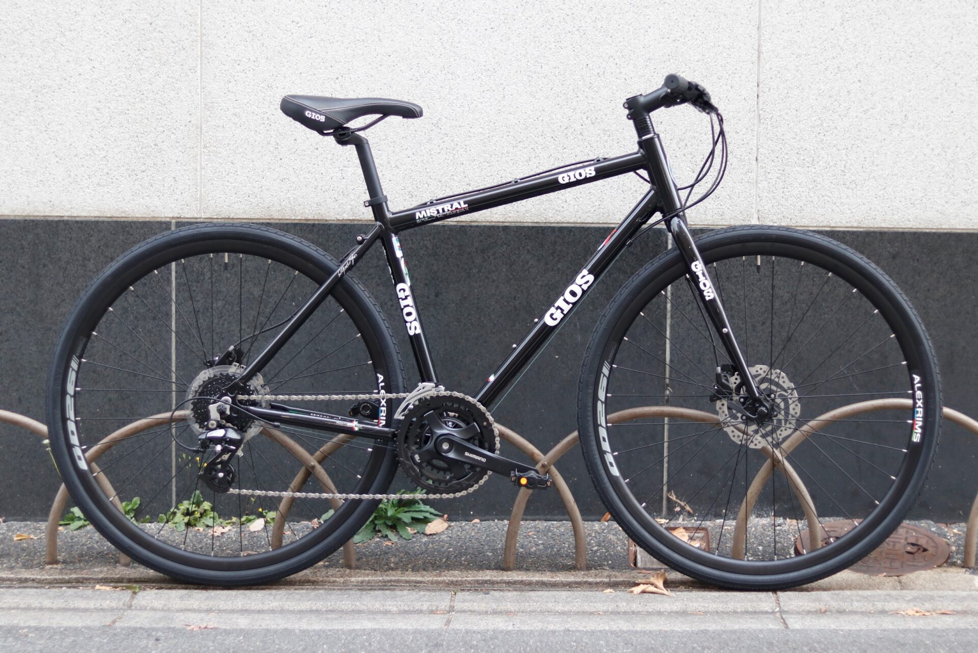 ロングセラークロスバイクミストラルに油圧ディスクブレーキモデルが