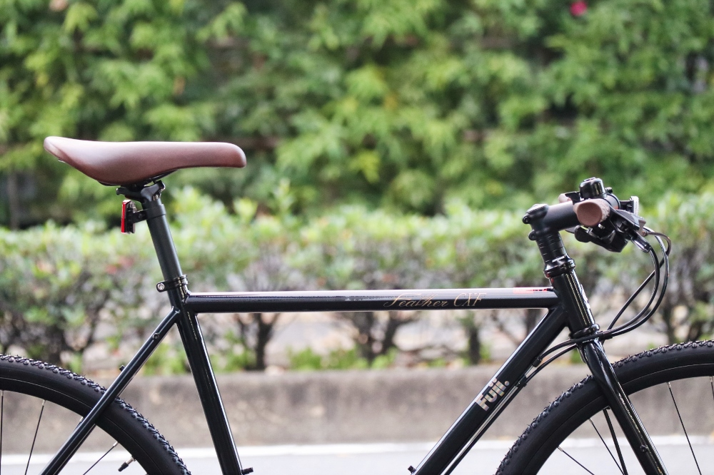 FUJI 2022年モデル】扱いやすいフラットバー・クロモリバイク「feather