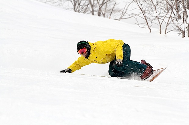 ニセコ発の世界的なムーブメント！ 「スノーサーフィン」道場に入って
