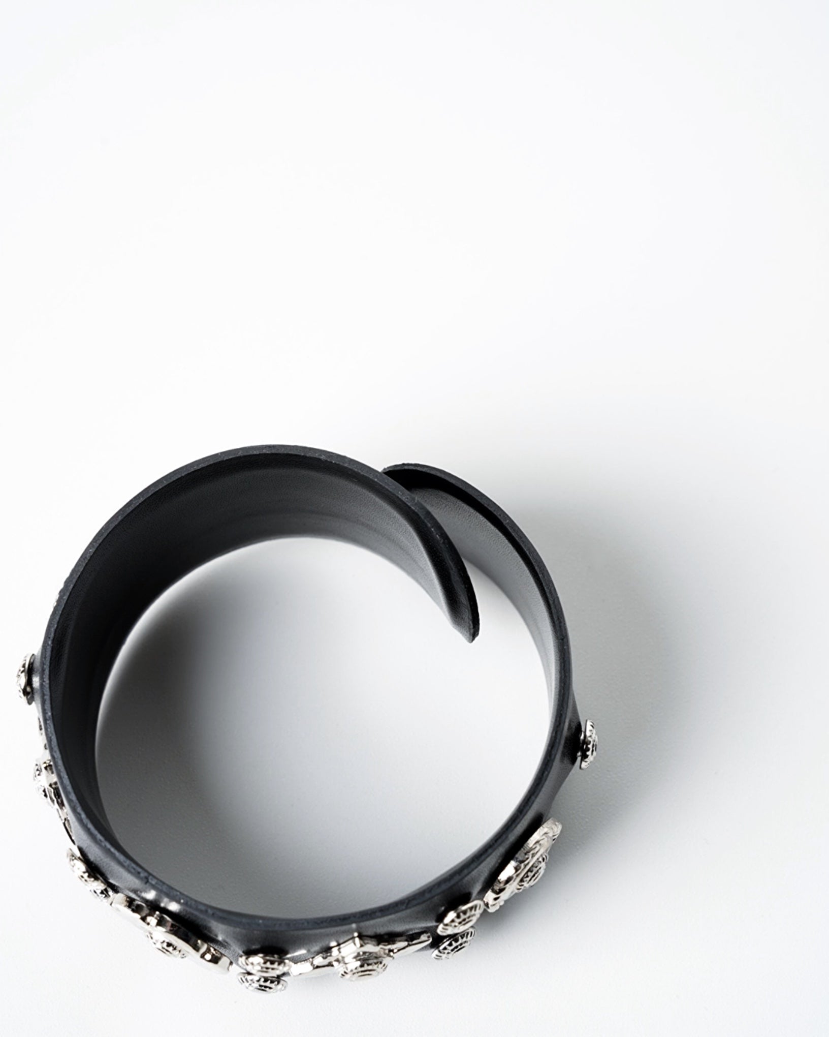 TOGA ARCHIVES】Leather roll bangle - Amanojak.
