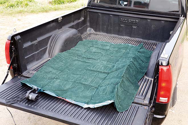 ピックアップトラックの荷台に設置するカモフラージュ・トラックテント