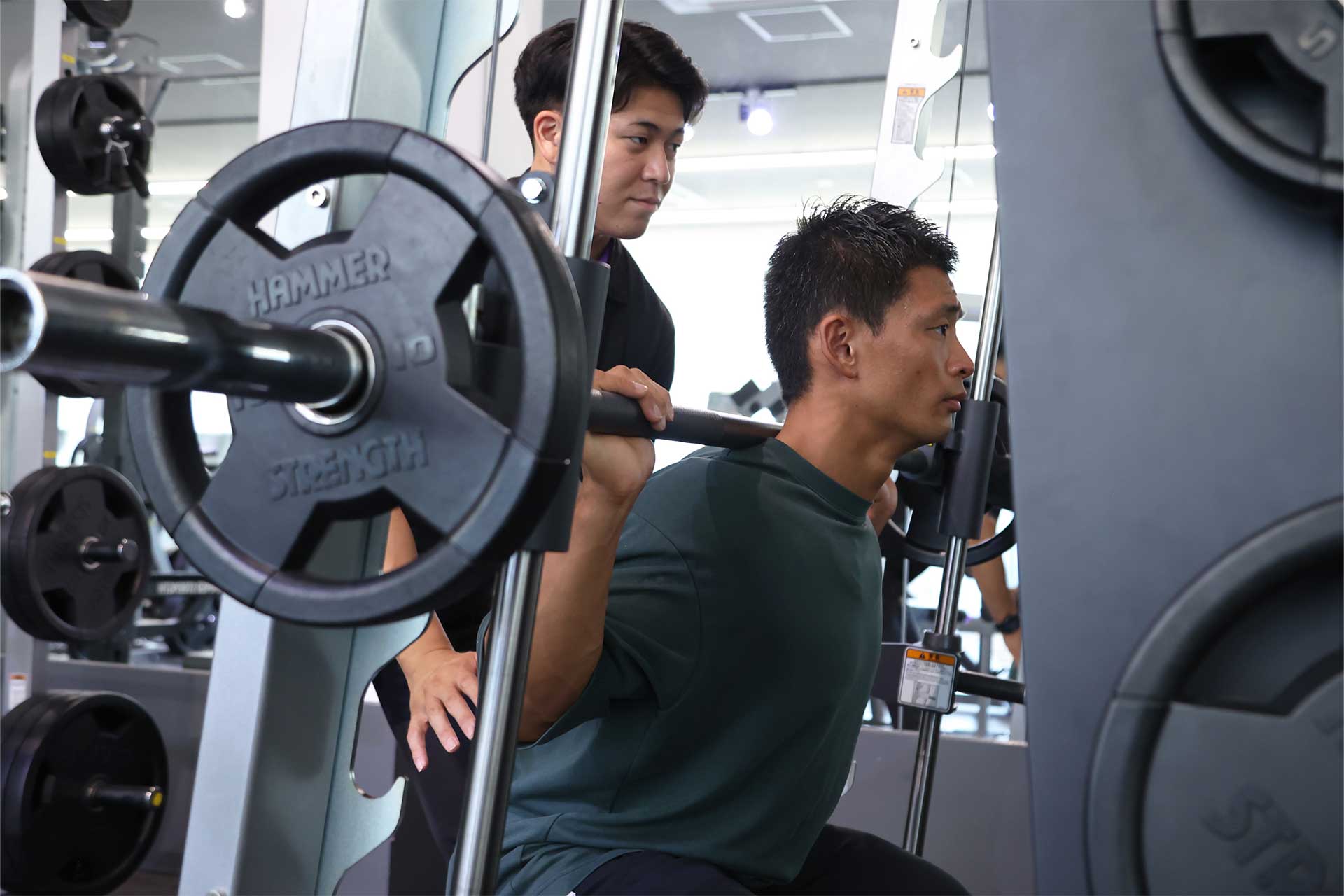 フリーウエイトデビュースミスマシンで胸やお尻を鍛えよう！ | スミス