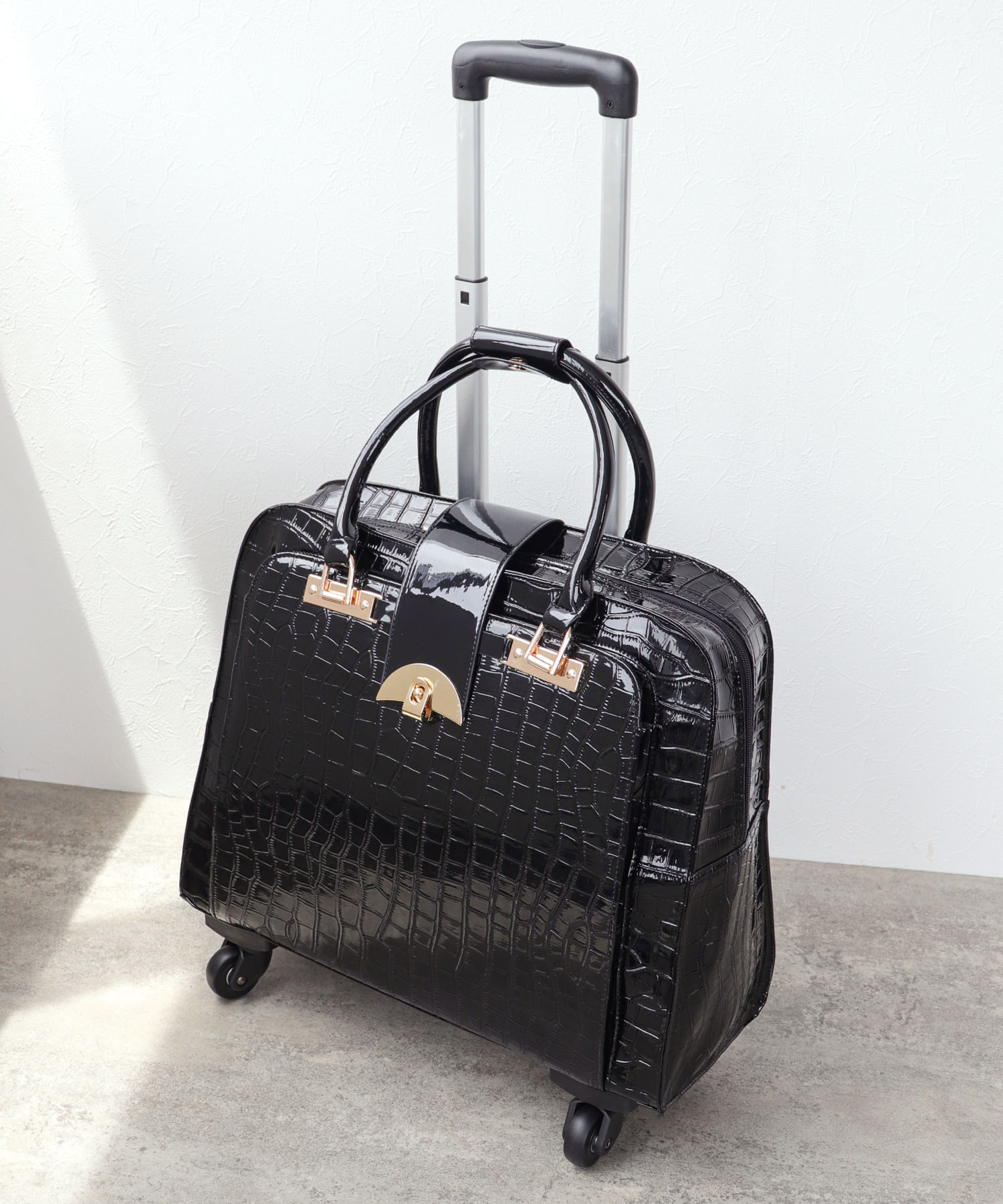 4輪クロコ型押しエナメルキャリーバッグ | AND ON JIONE STORE