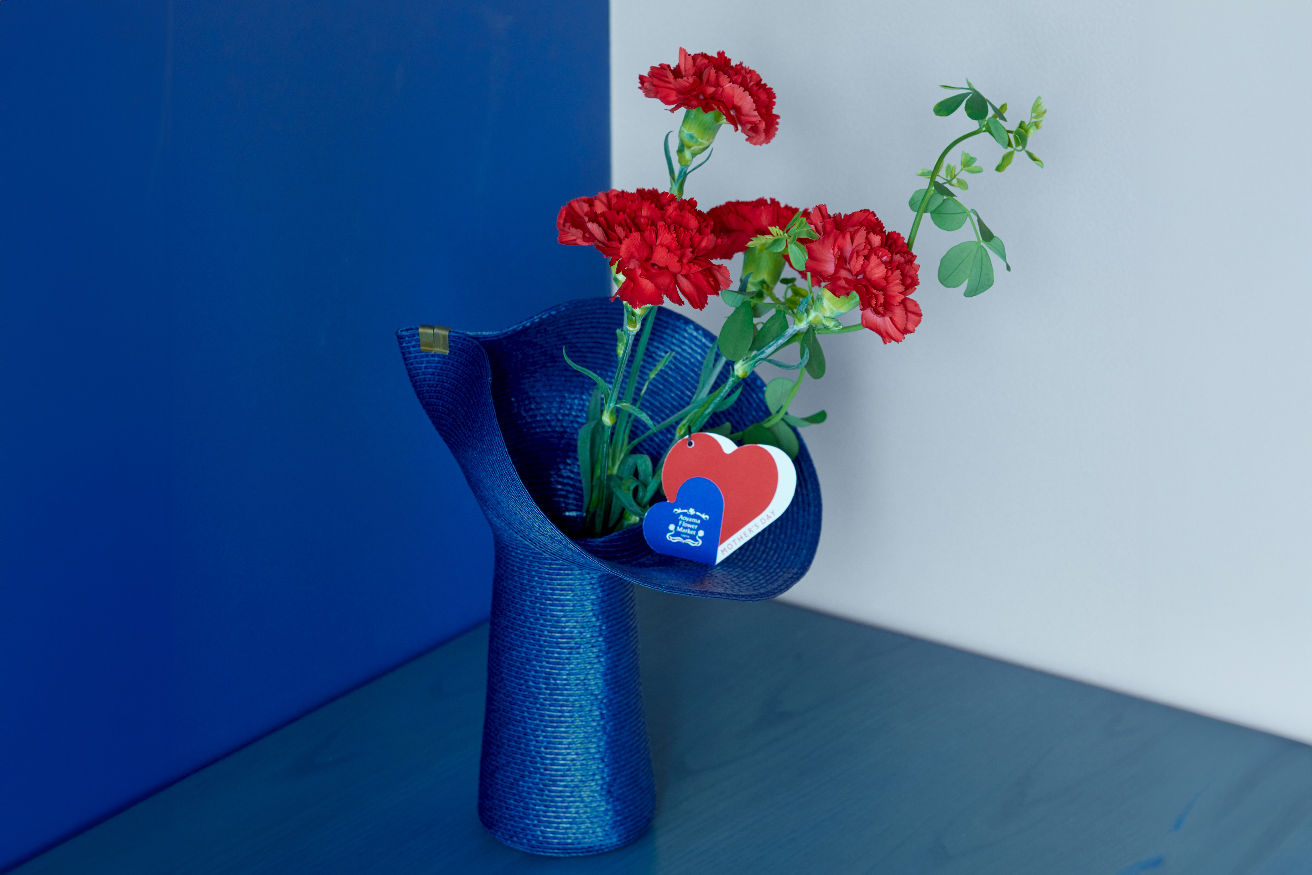 まるで帽子のように柔らかな質感 空間をアートに変えるシルエットの