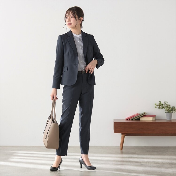 洗えるキレイスーツ 360°キレイ クロップドパンツ 紺 セットアップ着用