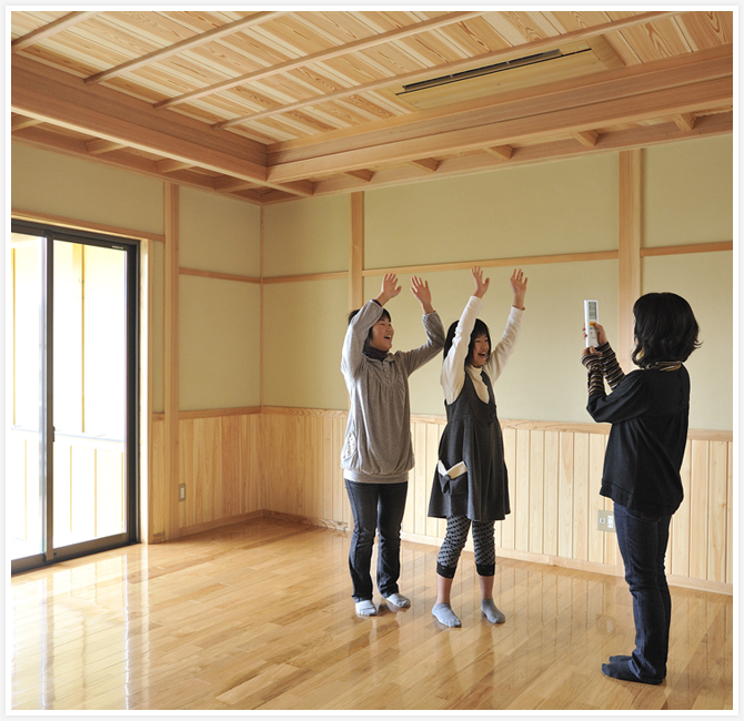 天井の風合いになじむ木目調パネルで木の家の空間にもエアコンが美しく