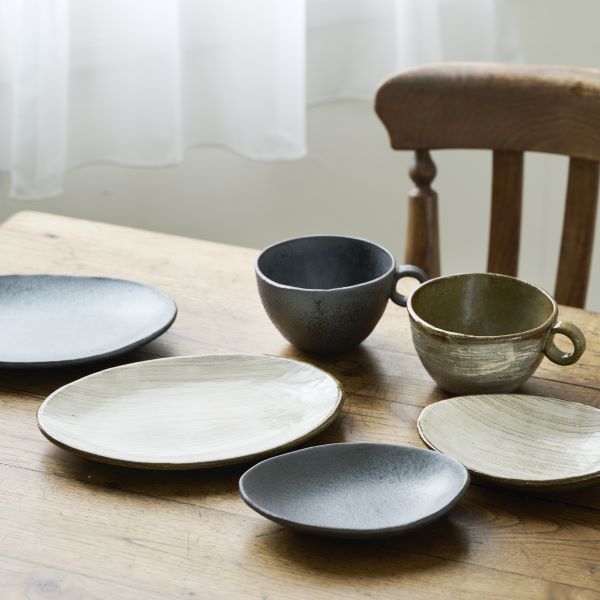 AKOMEYA TOKYO/ 信楽焼 楕円皿 粉引(粉引): 食器｜AKOMEYA TOKYO