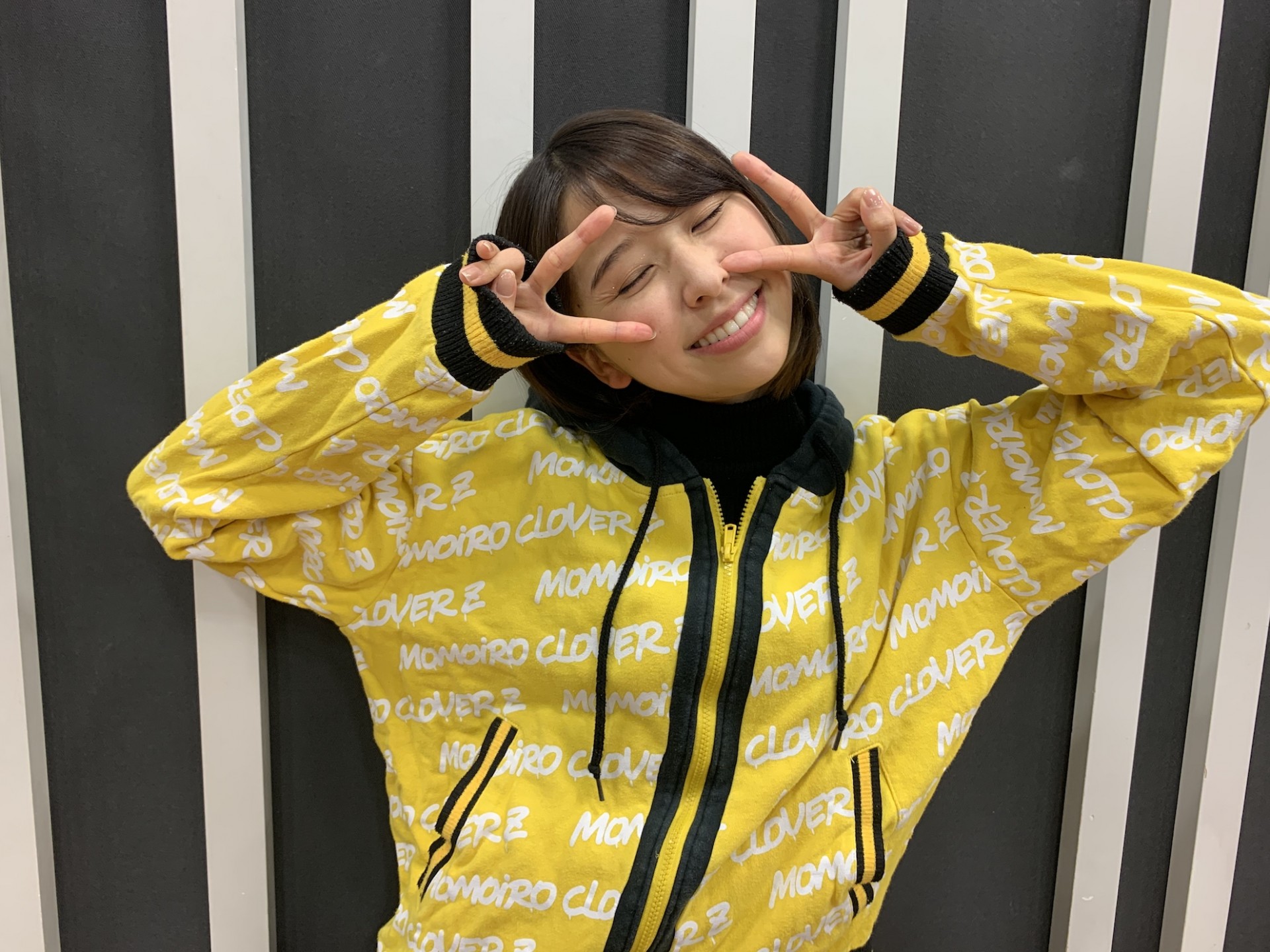 2月9日「子供の頃のしおりん“真顔でピース”がカッコいいと思ってた