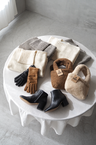 ペルー産ハイランドウールのニット、ボアミニバッグ、レザーグローブ