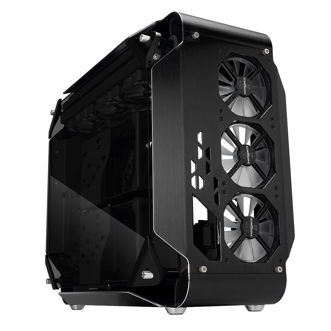 14 x 14インチの大型マザーボードにも対応。140mmファンx 12基 標準