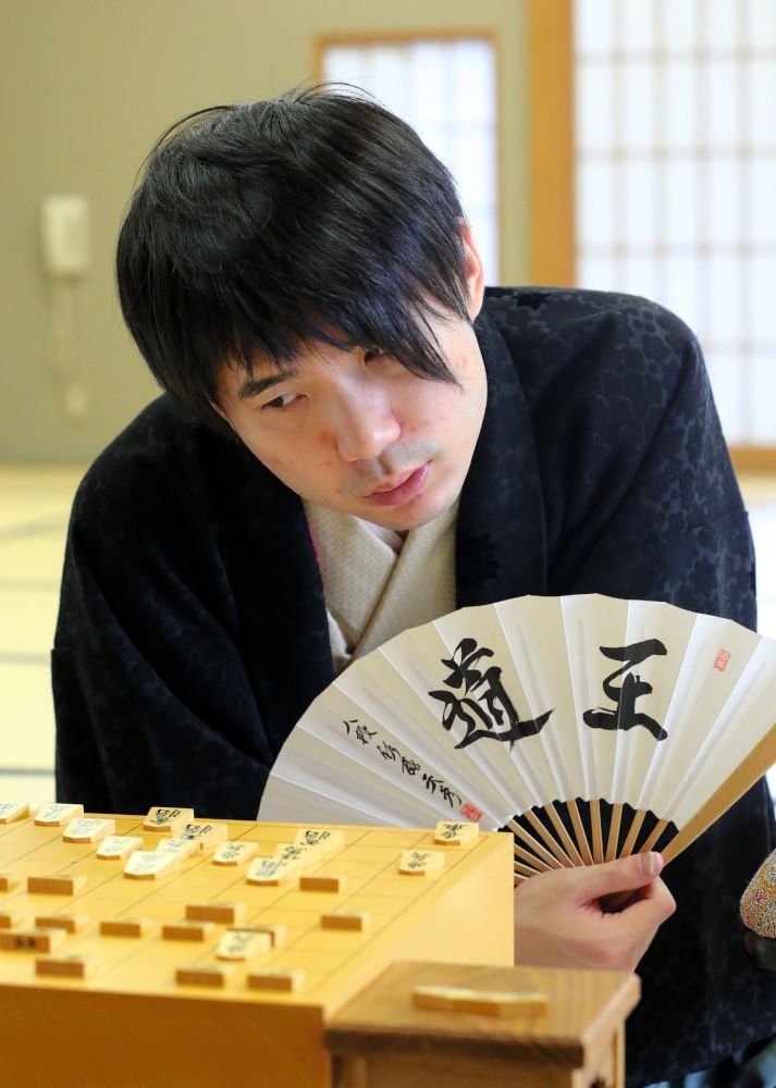 2日目昼、扇子を手にしながら次の手を考える佐藤天彦八段＝2016年
