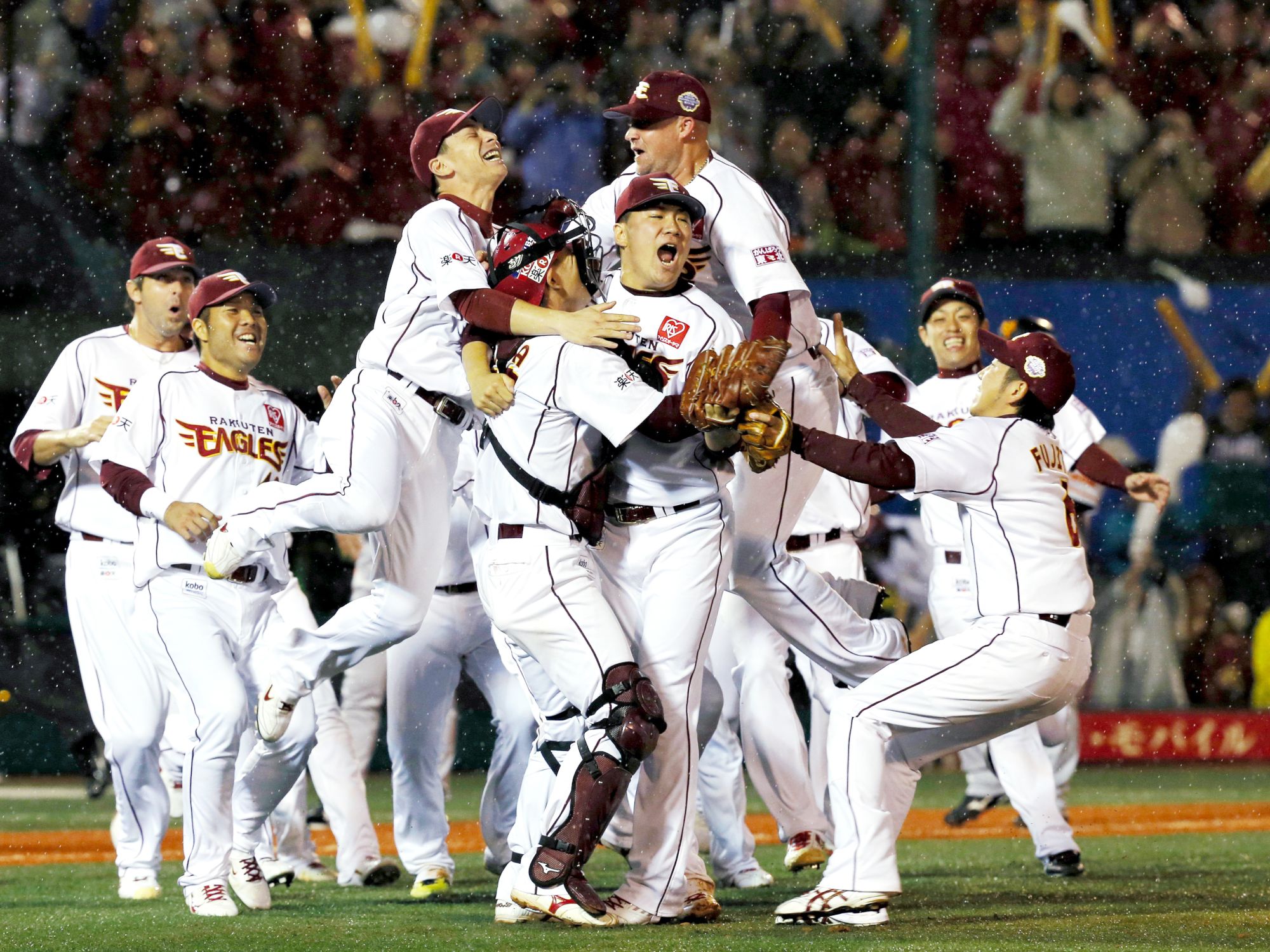 2013年11月、日本一になり、祝勝会で星野仙一監督（左）にビール