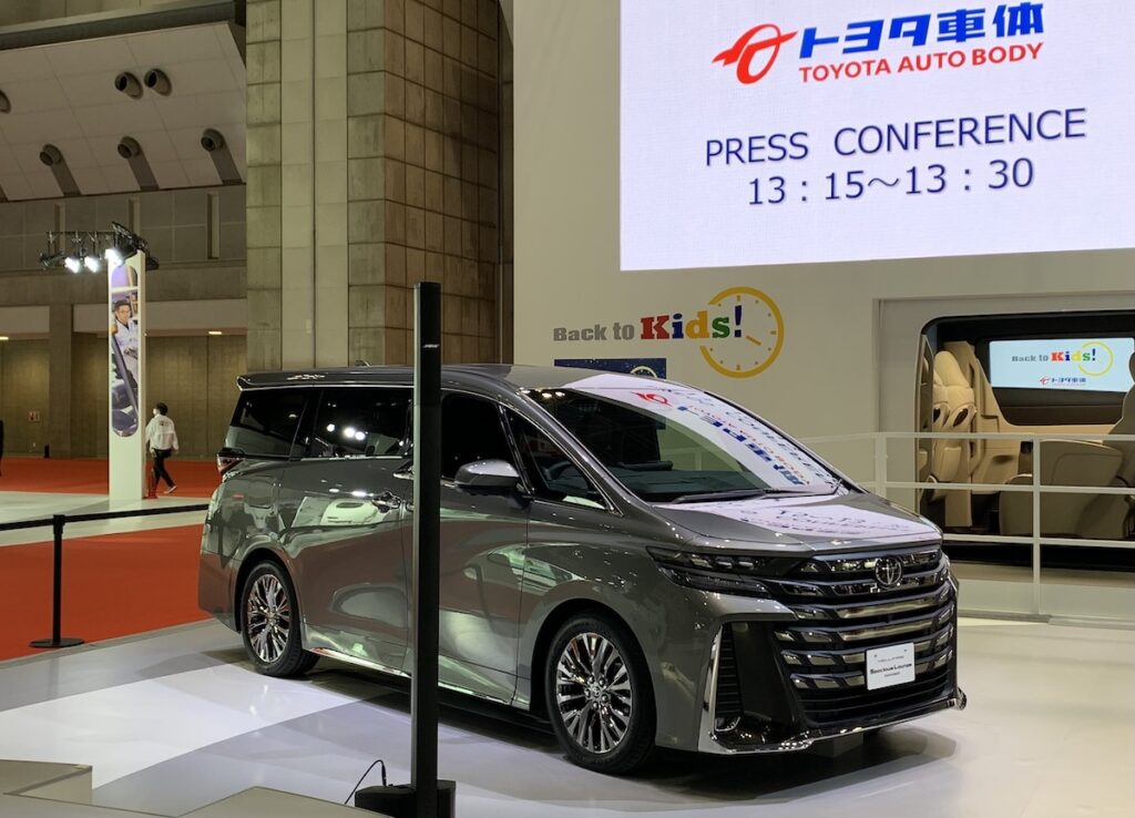 トヨタ車体ブースに未発売の4人乗りヴェルファイアが！開発者を直撃