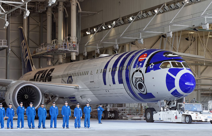 ANA、スター・ウォーズ塗装の787完成 シアトルでお披露目