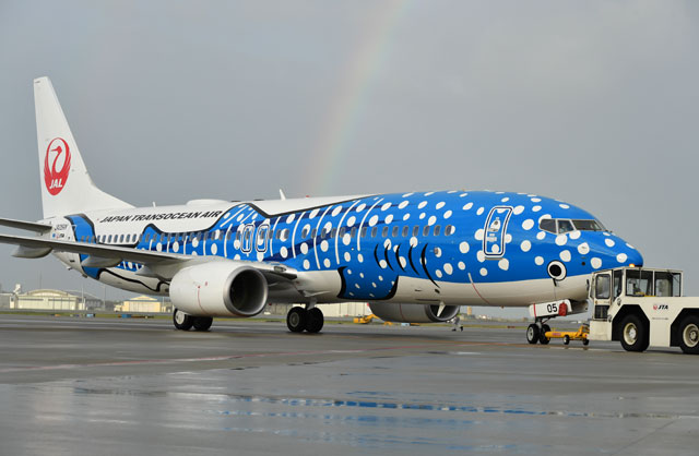 JTA、新ジンベエジェット就航 虹に彩られた那覇から初便出発