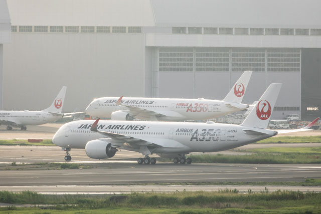 JALのA350、シルバーロゴ2号機が羽田到着 レッドの初号機と並ぶ
