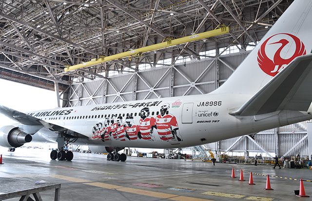 JAL、ラグビー応援の特別塗装機 国内線767、12月まで