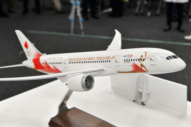 東京五輪聖火輸送機のデザイン披露 787にANAとJALロゴ並ぶ