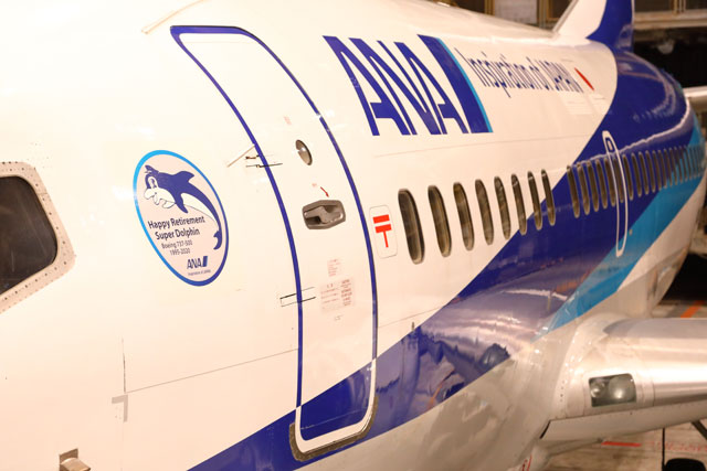 ANA、737-500に退役記念デカール スーパードルフィン3機に